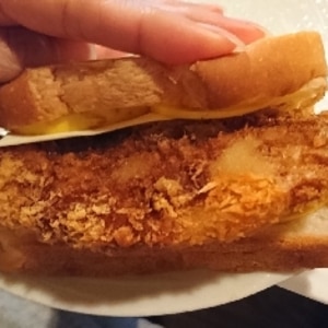 白身魚フライとタルタルソースのトーストサンド